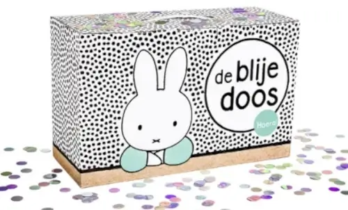 Wij pakket met blije doos en babymuts